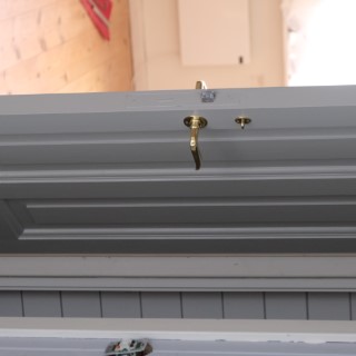 Detaljbild av spegeldörr med mässingshandtag